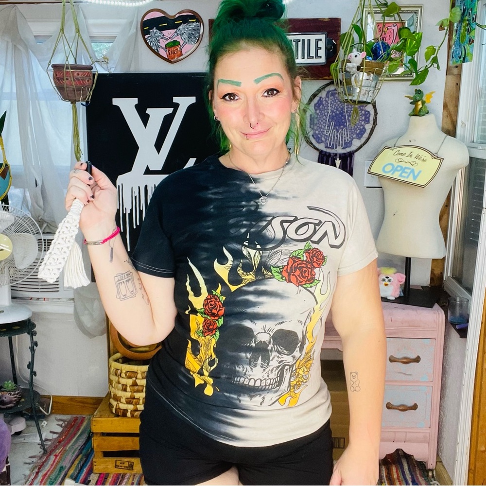 Poison Skull Fire Roses Gray Graphic Fitted Short Sleeve T-Shirt Size Medium